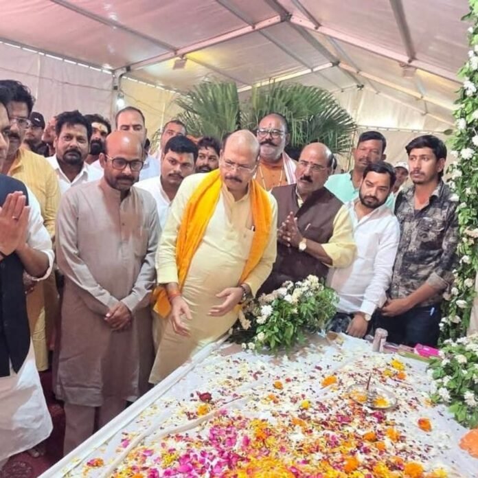 बस्ती पहुंचे राजनाथ सिंह के बेटे पंकज सिंह:श्रद्धांजलि सभा में हुए शामिल, कई भाजपा नेता भी शोक व्यक्त करने आए