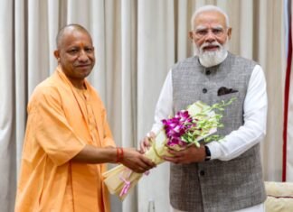 पीएम मोदी के 25 साल पूरे होने पर सीएम योगी ने दी बधाई