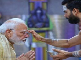 जनसेवा के 25 साल, पीएम मोदी ने गणेश मंदिर में की पूजा