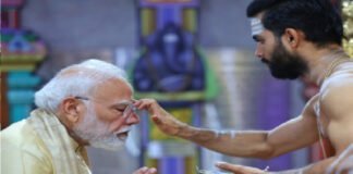जनसेवा के 25 साल, पीएम मोदी ने गणेश मंदिर में की पूजा