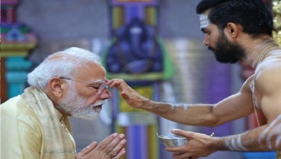 जनसेवा के 25 साल, पीएम मोदी ने गणेश मंदिर में की पूजा