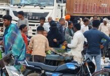 अमोढ़ा साप्ताहिक बाजार में सड़क किनारे दुकानें से जाम:वाहनों के आवागमन में परेशानी, लोगों ने प्रशासन से की सुधार की मांग अमोढ़ा साप्ताहिक बाजार में सड़क किनारे दुकानें से जाम:वाहनों के आवागमन में परेशानी, लोगों ने प्रशासन से की सुधार की मांग