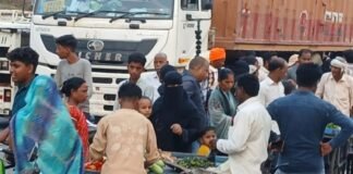 अमोढ़ा साप्ताहिक बाजार में सड़क किनारे दुकानें से जाम:वाहनों के आवागमन में परेशानी, लोगों ने प्रशासन से की सुधार की मांग अमोढ़ा साप्ताहिक बाजार में सड़क किनारे दुकानें से जाम:वाहनों के आवागमन में परेशानी, लोगों ने प्रशासन से की सुधार की मांग