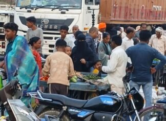 अमोढ़ा साप्ताहिक बाजार में सड़क किनारे दुकानें से जाम:वाहनों के आवागमन में परेशानी, लोगों ने प्रशासन से की सुधार की मांग अमोढ़ा साप्ताहिक बाजार में सड़क किनारे दुकानें से जाम:वाहनों के आवागमन में परेशानी, लोगों ने प्रशासन से की सुधार की मांग