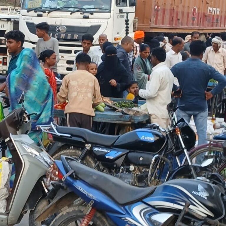 अमोढ़ा साप्ताहिक बाजार में सड़क किनारे दुकानें से जाम:वाहनों के आवागमन में परेशानी, लोगों ने प्रशासन से की सुधार की मांग
