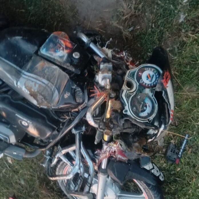 महराजगंज में केले से लदी डीसीएम पलटी:बाइक सवार दंपती और बच्चा घायल, अस्पताल में भर्ती