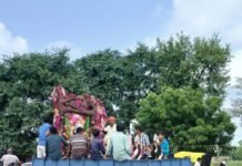 दुर्गा पूजा के लिए प्रतिमाएं ले जाते दिखे आयोजन समिति:अमोढ़ा बाजार में नवरात्रि को लेकर तैयारियां तेज, बाजारों में भी बढ़ी चहल-पहल दुर्गा पूजा के लिए प्रतिमाएं ले जाते दिखे आयोजन समिति:अमोढ़ा बाजार में नवरात्रि को लेकर तैयारियां तेज, बाजारों में भी बढ़ी चहल-पहल