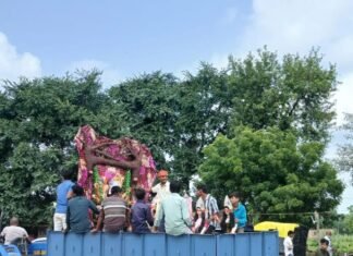 दुर्गा पूजा के लिए प्रतिमाएं ले जाते दिखे आयोजन समिति:अमोढ़ा बाजार में नवरात्रि को लेकर तैयारियां तेज, बाजारों में भी बढ़ी चहल-पहल दुर्गा पूजा के लिए प्रतिमाएं ले जाते दिखे आयोजन समिति:अमोढ़ा बाजार में नवरात्रि को लेकर तैयारियां तेज, बाजारों में भी बढ़ी चहल-पहल