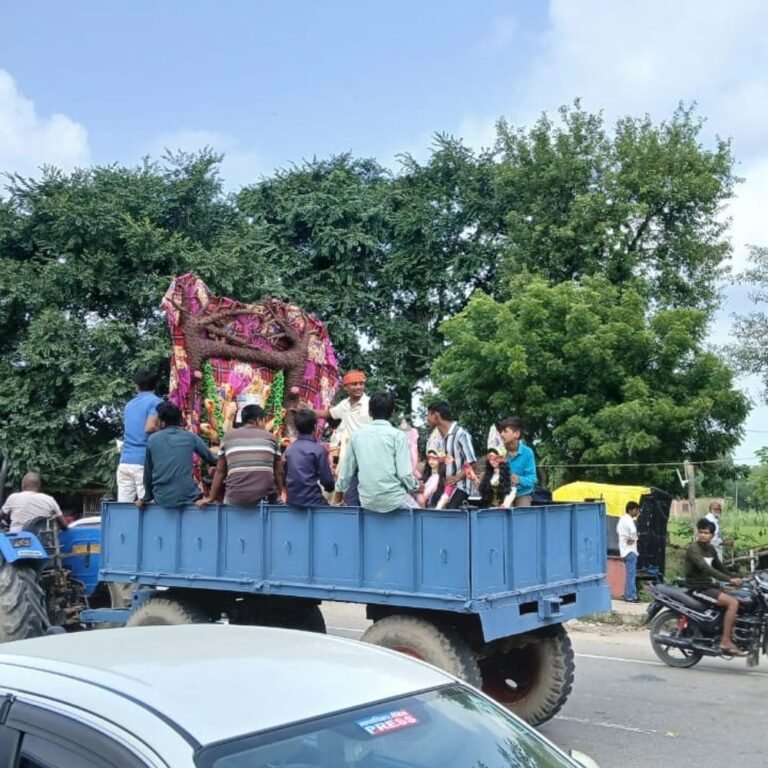 दुर्गा पूजा के लिए प्रतिमाएं ले जाते दिखे आयोजन समिति:अमोढ़ा बाजार में नवरात्रि को लेकर तैयारियां तेज, बाजारों में भी बढ़ी चहल-पहल