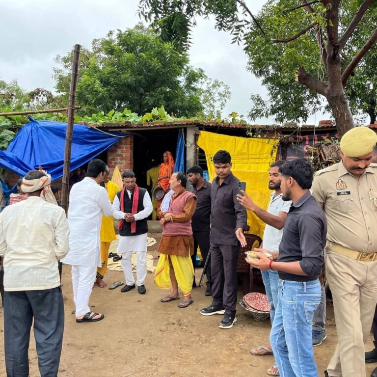 तरैनी खदरा में दुर्गा प्रतिमा स्थापित की गई:कप्तानगंज ब्लॉक में भंडारा हुआ; विधायक समेत हजारों लोगों ने प्रसाद ग्रहण किया