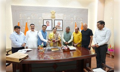 सीएम रेखा से मिले रामलीला समितियों के सदस्य, समारोह का दिया न्योता