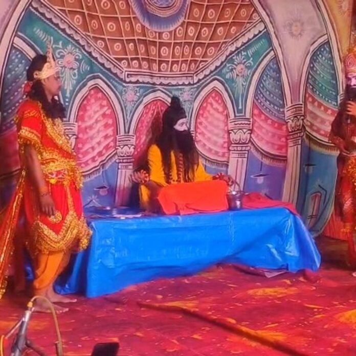 भुजंगा गांव में विश्वामित्र मांगन लीला का मंचन:दशरथ और विश्वामित्र के संवाद ने जीता दर्शकों का दिल, रामलीला पंडाल जय श्रीराम के जयकारों से गूंजा