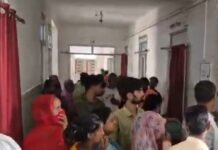 पुलिस वैन की टक्कर से बाइक सवार की मौत:हादसे में पिता-पुत्री गंभीर घायल, बेटी का इलाज कराने जा रहे थे