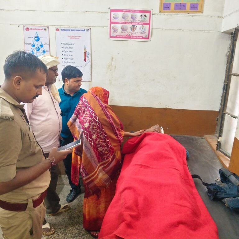 कप्तानगंज में ऑटो सड़क पर पलटा, चालक घायल:महाराजगंज चौकी के सामने हादसा; हाईवे देवदूत प्रमोद ओझा ने अस्पताल पहुंचाया