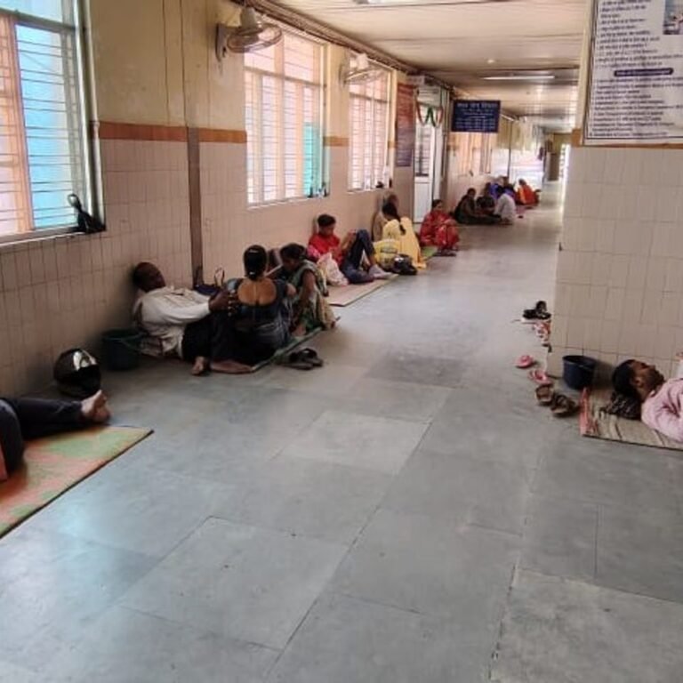 ओपेक अस्पताल में एक महीने से पोर्टेबल एक्सरे-एबीजी जांच बंद:बस्ती में गंभीर नवजातों के इलाज में दिक्कत, अधिकारियों ने नहीं दिया ध्यान