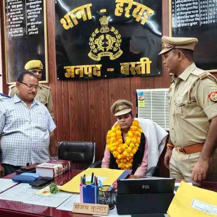 छात्रा बनीं एक दिन की थाना प्रभारी:हर्रैया पुलिस ने बालिकाओं को किया जागरूक, समझाई कानून व्यवस्था