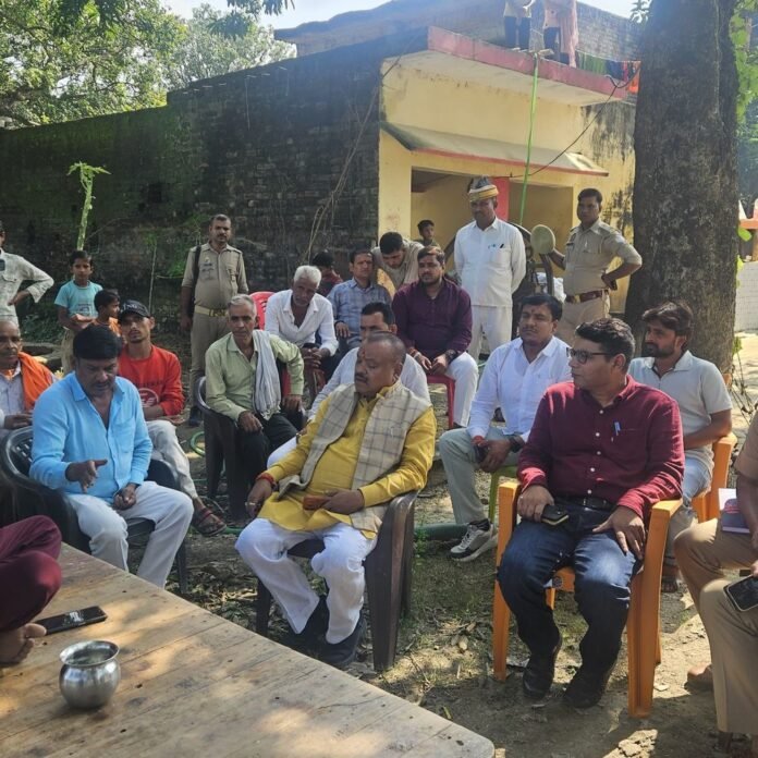 नहर किनारे मिला महिला का शव, हत्या की आशंका:अंतिम संस्कार रोककर परिजनों ने की FIR की मांग, विधायक ने कार्रवाई का दिया भरोसा