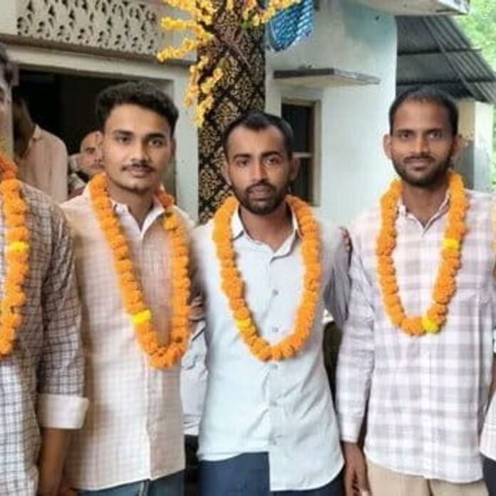 नांदेकुआं के पांच दोस्त बने यूपी पुलिस कांस्टेबल:बचपन के दोस्त, एक साथ की थी तैयारी; कुछ का दिल्ली पुलिस और लेखपाल में भी चयन