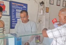 जमुनहा में 6 दिन से बिजली गुल:एजेंसी संचालक ने मोबाइल चार्ज कराकर उपभोक्ताओं को दी गैस