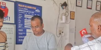जमुनहा में 6 दिन से बिजली गुल:एजेंसी संचालक ने मोबाइल चार्ज कराकर उपभोक्ताओं को दी गैस