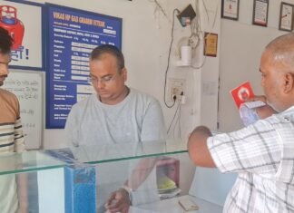 जमुनहा में 6 दिन से बिजली गुल:एजेंसी संचालक ने मोबाइल चार्ज कराकर उपभोक्ताओं को दी गैस