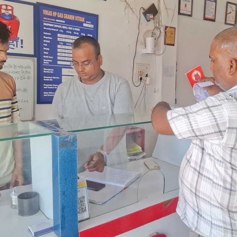 जमुनहा में 6 दिन से बिजली गुल:एजेंसी संचालक ने मोबाइल चार्ज कराकर उपभोक्ताओं को दी गैस