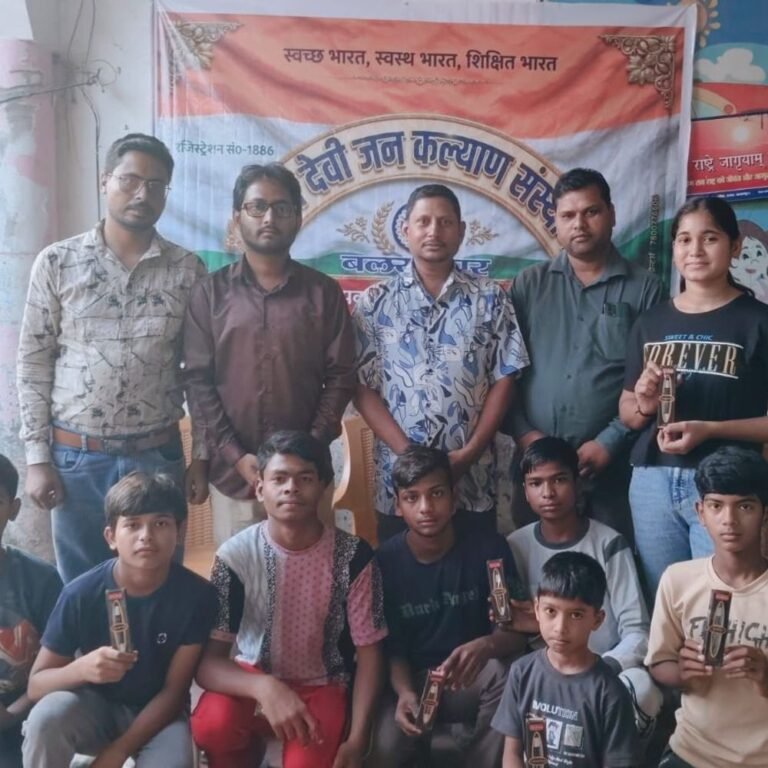 अमिताभ बच्चन के जन्मदिन पर बाल प्रतिभाओं का सम्मान:बलरामपुर में सांस्कृतिक कार्यक्रम, गौमाता को फल खिलाए