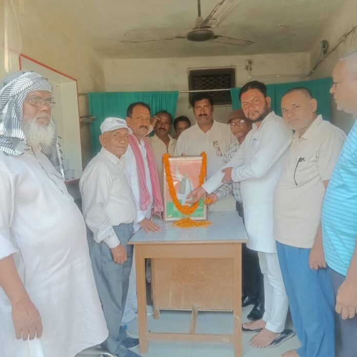घुघली में मुलायम सिंह यादव की चौथी पुण्यतिथि मनाई गई:पार्टी नेताओं और कार्यकर्ताओं ने दी श्रद्धांजलि