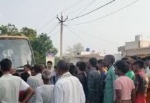 स्कूली बस की टक्कर से बाइक सवार की मौत:बहराइच-गोंडा मार्ग पर हादसा, बच्चों को लेकर जा रही थी बस स्कूली बस की टक्कर से बाइक सवार की मौत:बहराइच-गोंडा मार्ग पर हादसा, बच्चों को लेकर जा रही थी बस