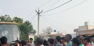 स्कूली बस की टक्कर से बाइक सवार की मौत:बहराइच-गोंडा मार्ग पर हादसा, बच्चों को लेकर जा रही थी बस स्कूली बस की टक्कर से बाइक सवार की मौत:बहराइच-गोंडा मार्ग पर हादसा, बच्चों को लेकर जा रही थी बस