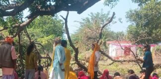 कुर्सहा में नवरात्रि के पहले दिन निकली कलश यात्रा:मोक्षद्वार पोखर तक पहुंची, क्षेत्र में दिखा भक्ति और उत्सव का माहौल कुर्सहा में नवरात्रि के पहले दिन निकली कलश यात्रा:मोक्षद्वार पोखर तक पहुंची, क्षेत्र में दिखा भक्ति और उत्सव का माहौल