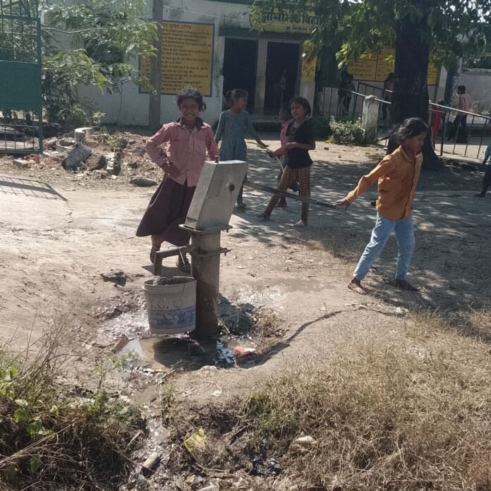 चमारनपुरवा प्राथमिक विद्यालय में हैंडपंप की चौकी नहीं:बच्चों को पानी पीने में दिक्कत; शिकायत पर भी कार्रवाई नहीं