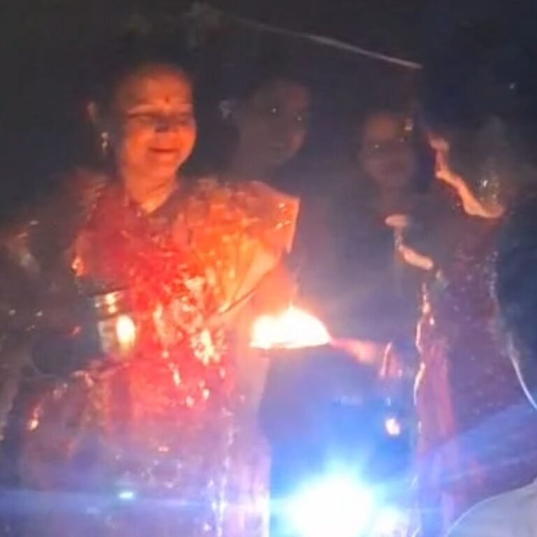 हरिहरपुर रानी में महिलाओं ने रखा निर्जला व्रत:करवा चौथ पर चांद देखकर खोला व्रत, पति की लंबी उम्र और सुख-समृद्धि की कामना की