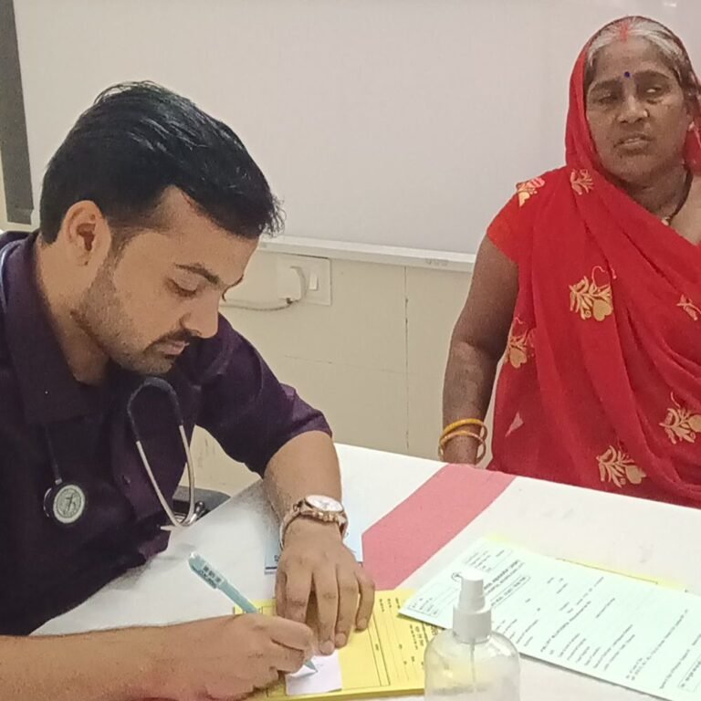 महराजगंज जिला अस्पताल की इमरजेंसी में बढ़े मरीज:ओपीडी में मरीजों की संख्या घट रही, डॉक्टर बोले- मौसम में बदलाव है वजह