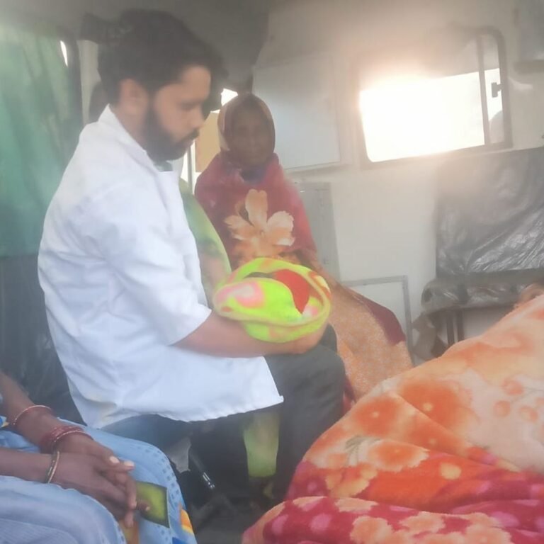 बहराइच के चफरिया में एंबुलेंस में महिला का प्रसव:ईएमटी और पायलट की तत्परता से सुरक्षित हुआ, जच्चा-बच्चा दोनों स्वस्थ
