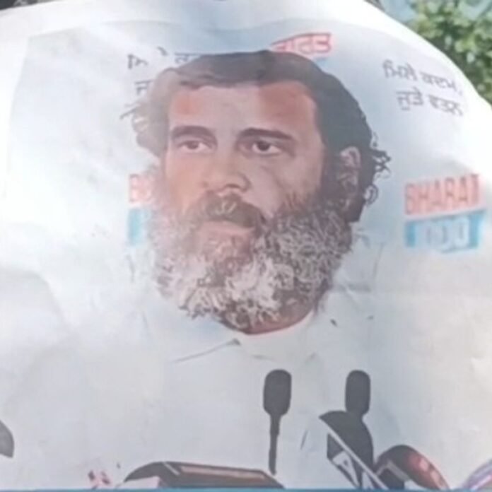 राष्ट्रीय हिन्द समाज पार्टी ने अखिलेश-राहुल का पुतला फूंका:मुख्य चुनाव आयुक्त पर टिप्पणी के विरोध में किया प्रदर्शन