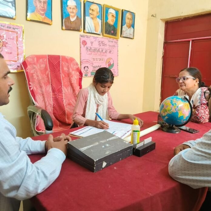 छात्रा शबनम बनी एक दिन की प्रधानाध्यापक:मिशन शक्ति के तहत सिलेटनगंज स्कूल में मिला मौका, आत्मविश्वास बढ़ाने की पहल