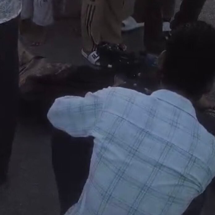 डीसीएम-ड्राइवर ने बाइक सवारों को मारी टक्कर:महराजगंज के शराब के नशे में ट्रक गड्ढे में पलटा, 2 लोग घायल, पुलिस ने अस्पताल पहुंचाया