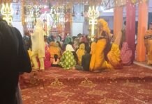 महराजगंज के दुर्गा मंदिरों में उमड़ी भक्तों की भीड़:नवरात्रि पर दर्शन-पूजन के लिए पहुंचे श्रद्धालु, सुरक्षाकर्मी रहे तैनात महराजगंज के दुर्गा मंदिरों में उमड़ी भक्तों की भीड़:नवरात्रि पर दर्शन-पूजन के लिए पहुंचे श्रद्धालु, सुरक्षाकर्मी रहे तैनात