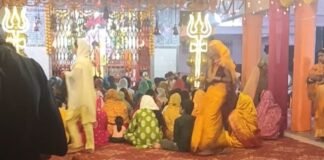 महराजगंज के दुर्गा मंदिरों में उमड़ी भक्तों की भीड़:नवरात्रि पर दर्शन-पूजन के लिए पहुंचे श्रद्धालु, सुरक्षाकर्मी रहे तैनात महराजगंज के दुर्गा मंदिरों में उमड़ी भक्तों की भीड़:नवरात्रि पर दर्शन-पूजन के लिए पहुंचे श्रद्धालु, सुरक्षाकर्मी रहे तैनात