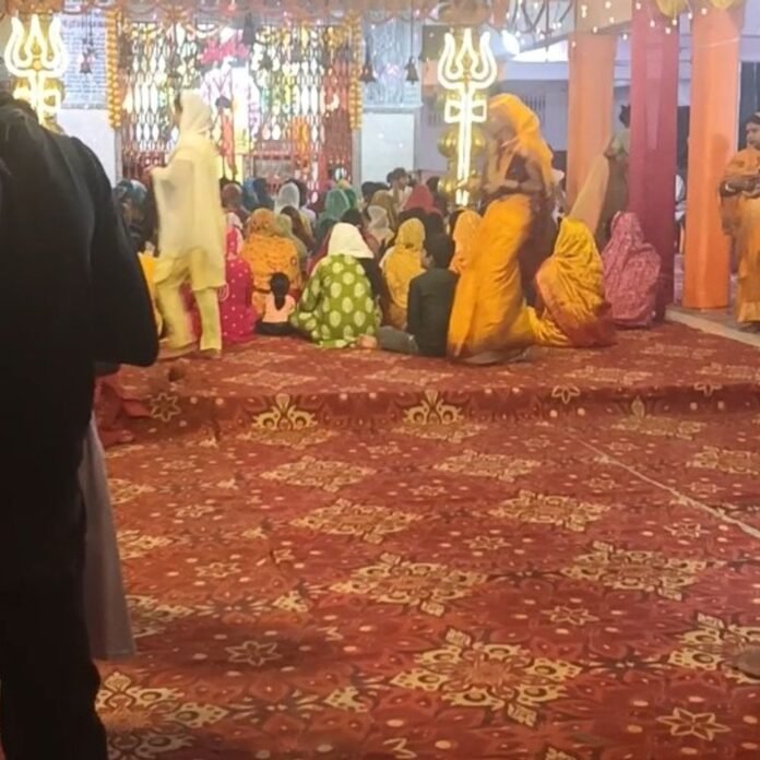महराजगंज के दुर्गा मंदिरों में उमड़ी भक्तों की भीड़:नवरात्रि पर दर्शन-पूजन के लिए पहुंचे श्रद्धालु, सुरक्षाकर्मी रहे तैनात