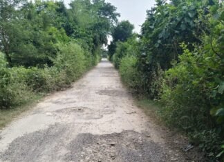 बस्ती में जर्जर सड़क पर गड्ढों से हादसे, लोग चोटिल:कप्तानगंज के विहरा गांव से महाराजगंज जाने वाली सड़क पर 20 गांवों के लोग परेशान