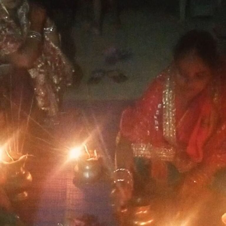 अकारा की महिलाओं ने करवा चौथ का व्रत रखा:चांद देखकर पति का चेहरा छलनी से देखा, पानी पीकर व्रत खोला