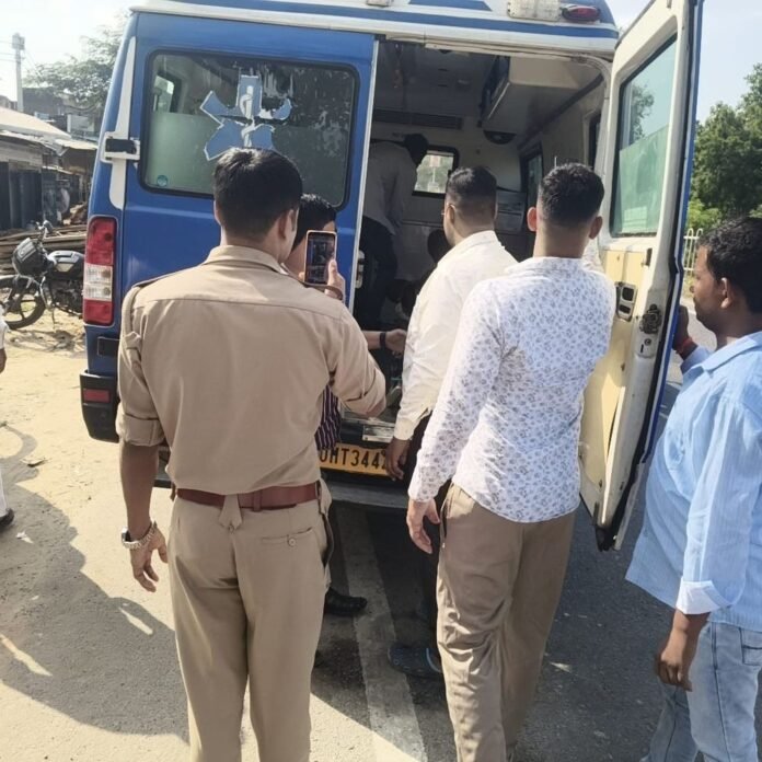 8cba02a3-4d86-435b-96ac-b952bc3867b1_1791885698727.jpg कप्तानगंज में अज्ञात वाहन की टक्कर से सफाईकर्मी घायल:महाराजगंज चौकी के सामने हादसा, हाईवे देवदूत ने अस्पताल पहुंचाया