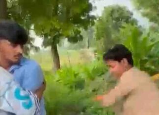 छावनी में छात्र की हॉकी और थप्पड़ों से पिटाई:बाग में घेरकर बेरहमी से पीटा, वीडियो वायरल; पुलिस ने केस दर्ज किया छावनी में छात्र की हॉकी और थप्पड़ों से पिटाई:बाग में घेरकर बेरहमी से पीटा, वीडियो वायरल; पुलिस ने केस दर्ज किया