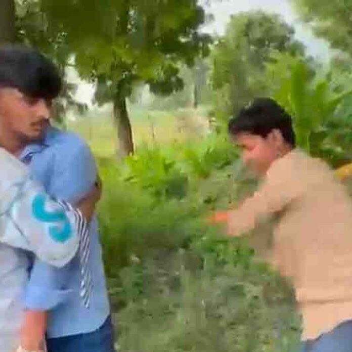 छावनी में छात्र की हॉकी और थप्पड़ों से पिटाई:बाग में घेरकर बेरहमी से पीटा, वीडियो वायरल; पुलिस ने केस दर्ज किया
