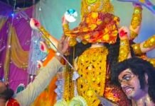 भाजपा नेता ने मां जननी की आंखों की पट्टी खोली:धन्धरा में दिव्य स्वरूप के दर्शन कर श्रद्धालु हुए भावविभोर, जयकारों से गूंजा दरबार भाजपा नेता ने मां जननी की आंखों की पट्टी खोली:धन्धरा में दिव्य स्वरूप के दर्शन कर श्रद्धालु हुए भावविभोर, जयकारों से गूंजा दरबार