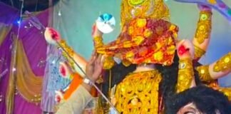 भाजपा नेता ने मां जननी की आंखों की पट्टी खोली:धन्धरा में दिव्य स्वरूप के दर्शन कर श्रद्धालु हुए भावविभोर, जयकारों से गूंजा दरबार भाजपा नेता ने मां जननी की आंखों की पट्टी खोली:धन्धरा में दिव्य स्वरूप के दर्शन कर श्रद्धालु हुए भावविभोर, जयकारों से गूंजा दरबार
