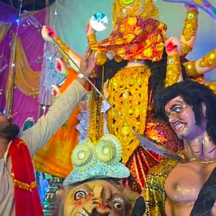 भाजपा नेता ने मां जननी की आंखों की पट्टी खोली:धन्धरा में दिव्य स्वरूप के दर्शन कर श्रद्धालु हुए भावविभोर, जयकारों से गूंजा दरबार