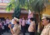 हरपुर पकड़ी में ट्रैफिक जागरूकता रैली निकाली गई:पुलिस और शिक्षकों की अगुवाई में बच्चों ने नारों से लोगों को नियमों के प्रति जागरूक किया हरपुर पकड़ी में ट्रैफिक जागरूकता रैली निकाली गई:पुलिस और शिक्षकों की अगुवाई में बच्चों ने नारों से लोगों को नियमों के प्रति जागरूक किया